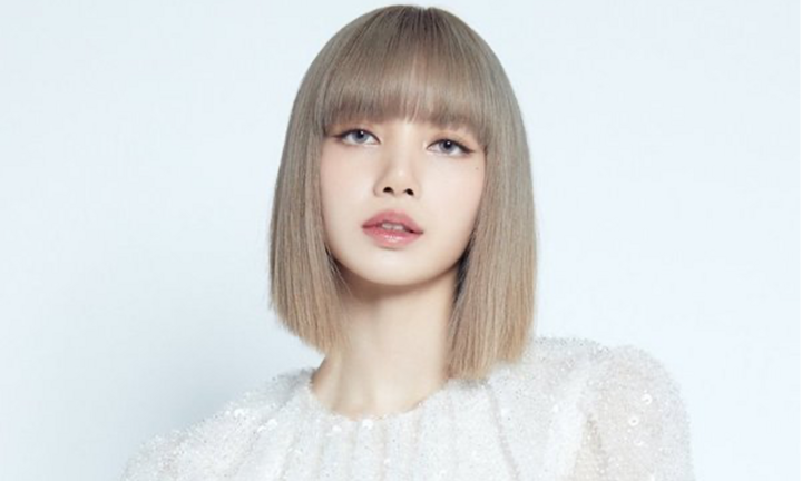 Lisa bị chỉ trích, quấy rối vì trang phục 