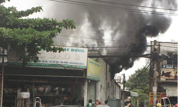 Cháy nhà ven quốc lộ ở TP.HCM, nhiều người dân ôm đồ tháo chạy