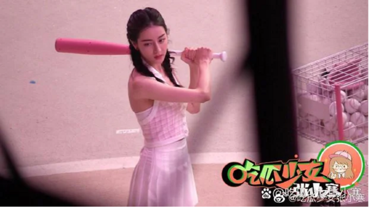 Dân tình 'soi' bụng Địch Lệ Nhiệt Ba trước tin đồn mang bầu với Hoàng Cảnh Du