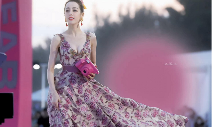 Địch Lệ Nhiệt Ba: Người vướng nhiều tin đồn thị phi nhất showbiz