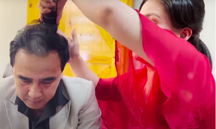 Quyền Linh sửng sốt khi bị Ngọc Lan cạo tóc ngay trước giờ lên sóng