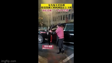 Chuyện lạ: Người phụ nữ đi xe Bentley làm nghề rửa bát