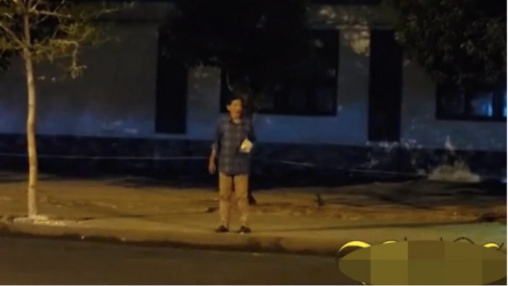 Nghệ sĩ Thương Tín đi lang thang giữa đường lúc nửa đêm gây xôn xao