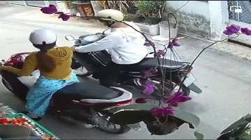 Clip: Bị nam thanh niên sàm sỡ giữa phố, cô gái phản ứng mạnh mẽ