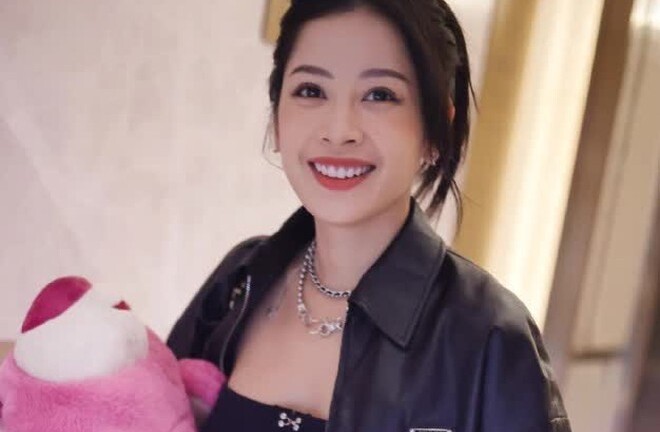 Visual Chi Pu nổi bật trong ống kính netizen Trung Quốc, tay ôm khư khư món đồ đặc biệt