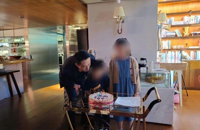 Uông Tiểu Phi để lộ ảnh rõ mặt 2 con, Từ Hy Viên có động thái gay gắt