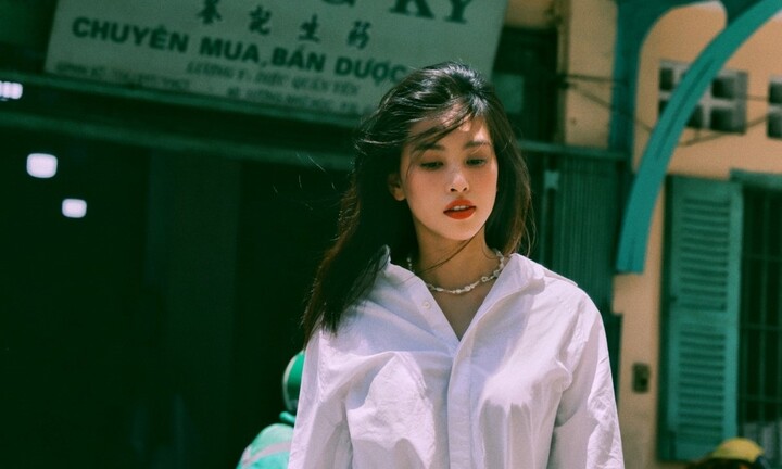 Xôn xao trước bộ ảnh đậm chất Hong Kong của Hoa hậu Tiểu Vy