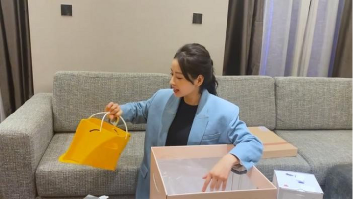 Hé lộ hộp quà Huỳnh Hiểu Minh gửi tặng Chi Pu