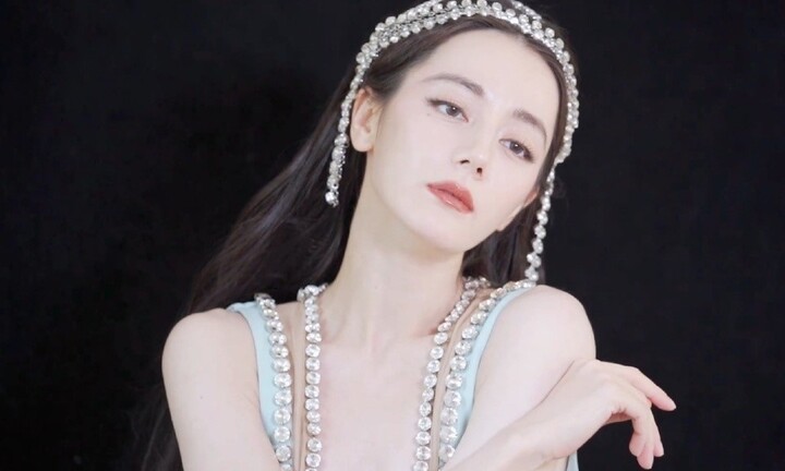 Địch Lệ Nhiệt Ba gặp rắc rối với trang phục trên thảm đỏ Bazaar Icons 2023