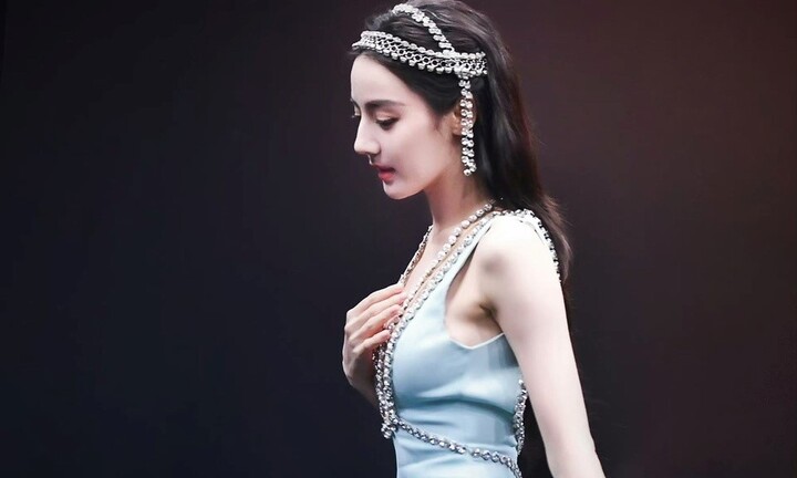 Địch Lệ Nhiệt Ba đẹp tựa 'nàng tiên cá' tại thảm đỏ sự kiện Bazaar Icons 2023