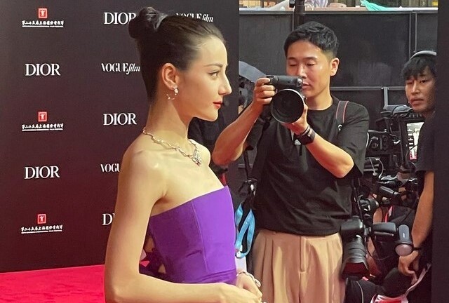 Địch Lệ Nhiệt Ba tiếp tục khiến khán giả phải trầm trồ