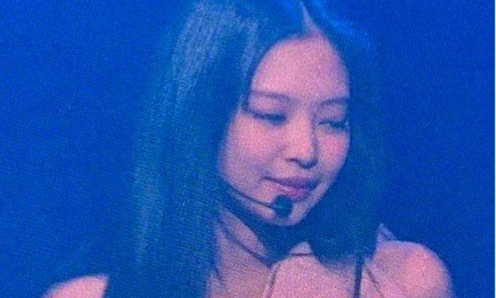 Jennie (BLACKPINK) xin lỗi người hâm mộ khi bỏ dở buổi diễn