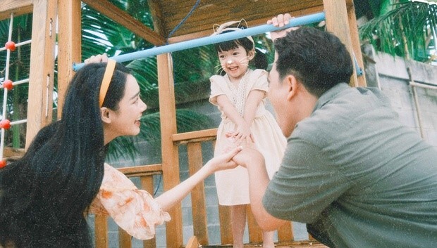 Con gái 4 tuổi của Trường Giang - Nhã Phương lần đầu lộ diện cận mặt