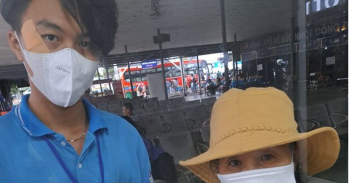 Nam tiếp viên xe buýt bán vé số giúp cụ bà để quên trên xe