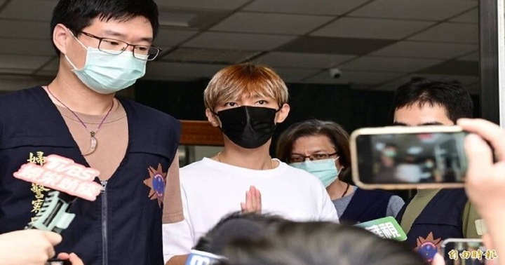 Hậu scandal clip nóng, Viêm Á Luân bị cấm xuất cảnh