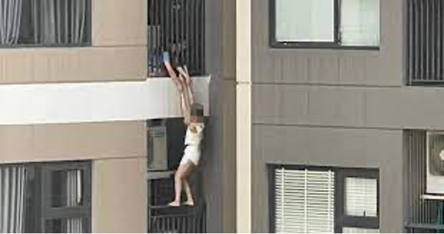 Hà Nội: Cô gái trèo qua lan can tầng 7 chung cư rồi rơi xuống đất