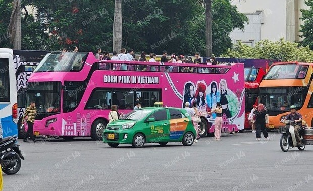 Sốt rần rần xe buýt đen hồng quảng bá concert BLACKPINK đi khắp Hà Nội