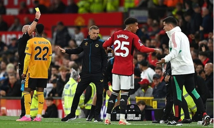 Ra quyết định có lợi cho Man Utd, 3 trọng tài lập tức bị sa thải