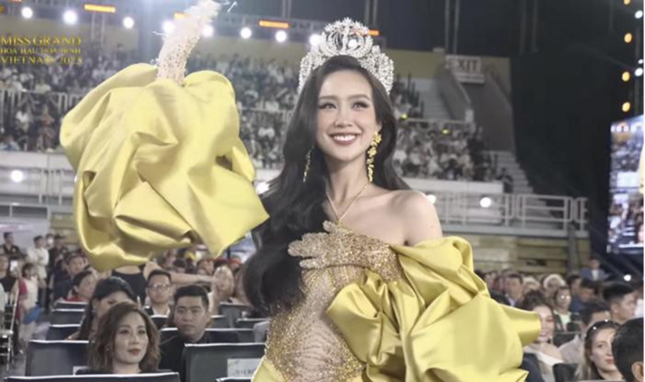 Tranh cãi chuyện một mình Hoa hậu Bảo Ngọc được xướng tên giữa dàn người đẹp Hoa, Á hậu