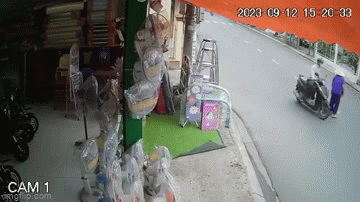 Clip: Cụ bà phản xạ nhanh khi bị giật dây chuyền giữa đường
