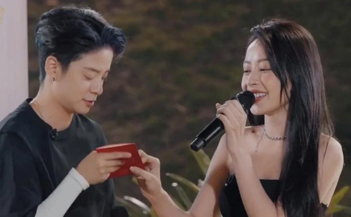 Chi Pu hé lộ mối quan hệ với Amber, fan rần rần 