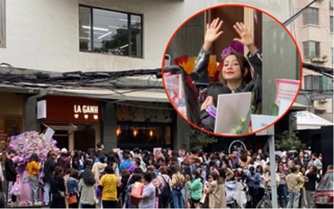 Đông đảo fan hâm mộ góp mặt trong ngày khai trương quán phở của Chi Pu