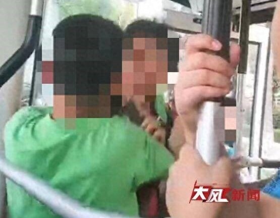 Thẳng thừng tát cậu bé trên xe buýt, người phụ nữ nhận cái kết