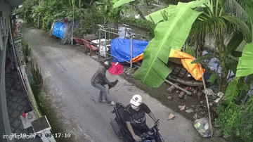 Clip: Nhờ một thứ, nam thanh niên bắt trọn con gà bên đường nhanh như chớp