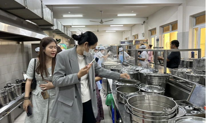 Sở GD&ĐT TP.HCM yêu cầu tăng cường kiểm tra, giám sắt chất lượng bữa ăn bán trú