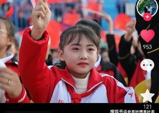 Cô bé 7 tuổi từng nổi tiếng sau một đêm nhờ nụ cười tỏa nắng: Nhan sắc 2 năm sau gây bất ngờ