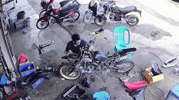  "Bé Na " thoắt ẩn thoắt hiện sau lưng thợ sửa xe và cái kết bất ngờ