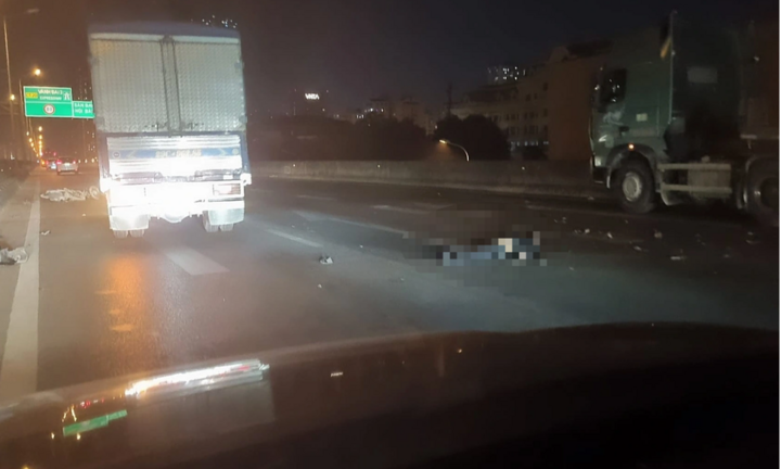 Đi lên vành đai 3 rồi bất ngờ tông vào đuôi container, nam tài xế xe máy tử vong thương tâm