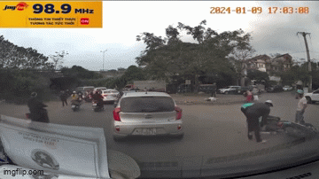 Va chạm xe, tài xế sẵn sàng hành hung người dân ngay trên đường