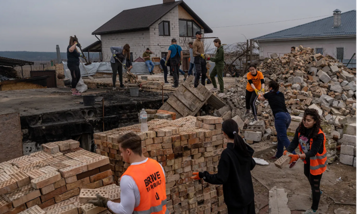 Ukraine xây dựng lại khu dân cư dù giao tranh với Nga chưa kết thúc