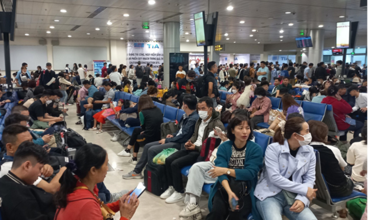 Thời tiết xấu khiến hàng trăm chuyến bay bị chậm giờ