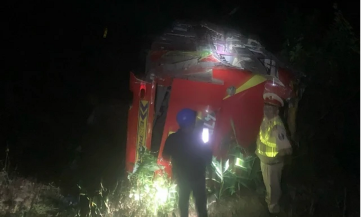 Vụ xe khách chở 30 người lao xuống vực sâu: Nhiều người bị thương