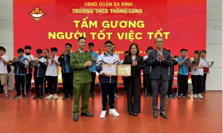 Tuyên dương, khen thưởng nam sinh lớp 9 dũng cảm bắt cướp