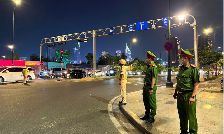 CSGT TP.HCM kiểm tra nồng độ cồn xuyên đêm Giao thừa, đảm bảo TTATGT, PCCC