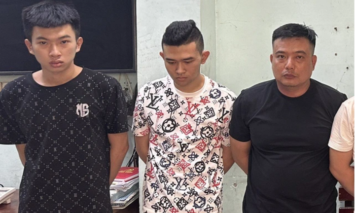 Khởi tố nhóm đối tượng rút súng đe dọa cảnh sát khi vi phạm nồng độ cồn