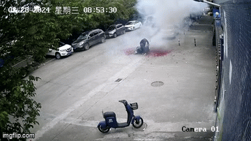 Người đàn ông hốt hoảng khi thấy đống pháo đang chở sau lưng phát nổ