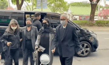 Mặc trang phục xuyên thấu đến tang lễ bố chồng em gái, Từ Hy Viên bị chỉ trích nặng nề