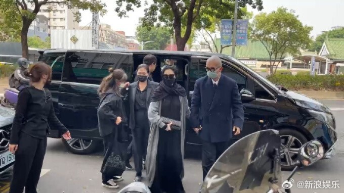 Bị chỉ trích vì mặc trang phục xuyên thấu đến tang lễ, đại diện Từ Hy Viên lên tiếng