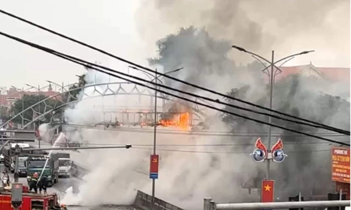 Cổng chào trên quốc lộ 1A bốc cháy dữ dội, giao thông ùn ứ