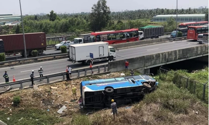 Hiện trường vụ lật xe khách trên đường cao tốc TP.HCM - Trung Lương