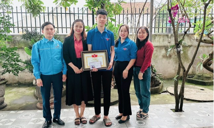 Nam sinh lớp 10 đến ngân hàng trả lại 400 triệu do người khác chuyển nhầm