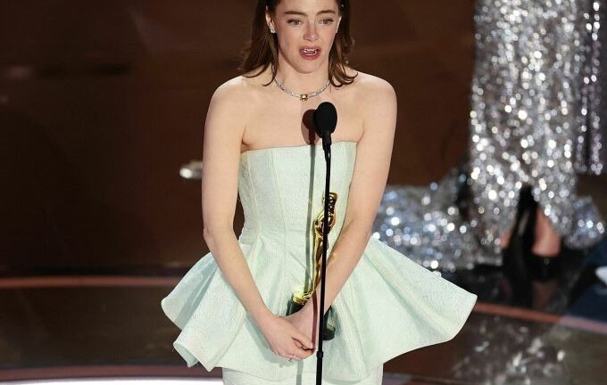 Oscar 2024: Emma Stone khóc khi thắng giải Nữ chính xuất sắc