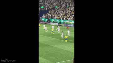 Ronaldo bỏ lỡ cơ hội khi sút bóng trượt, cách khung thành trống 3 mét