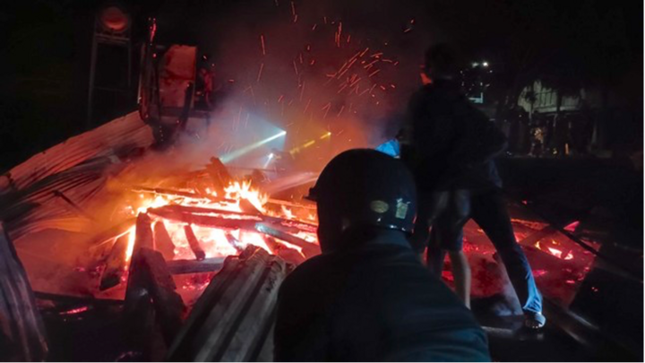 Cháy nhà gỗ hàng trăm triệu ở Nghệ An, toàn bộ tài sản bị thiêu rụi