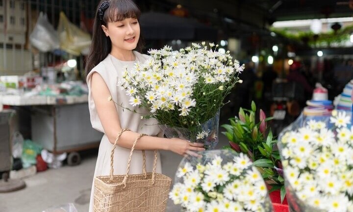 Vân Dung dí dỏm trả lời khi bị nói thích tiền,