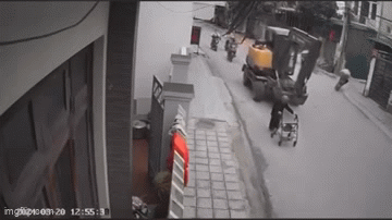  "Nổi da gà " khoảnh khắc cụ bà bị máy xúc tông bất tỉnh khi đang đi trên đường